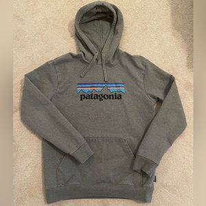 Patagonia Men’s P-6 Logo Uprisal Hoody in the color Gravel Heather